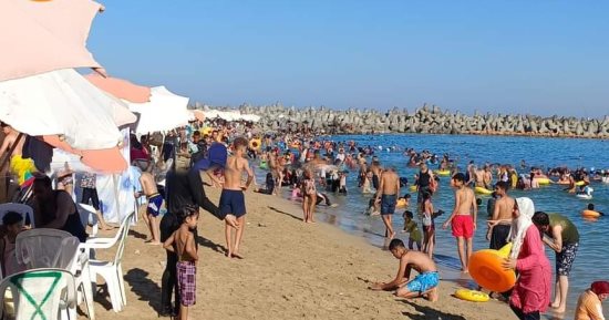 إقبال كبير على شواطئ الإسكندرية..  رحلات اليوم الواحد ترفع نسبة الإشغال بـ "ميامى العام والمندرة المجانى" لـ 100% .. رفع الرايات الخضراء على جميع الشواطئ .. و"المصايف" تؤمن المصطافين بمنظومة الإنقاذ.. صور