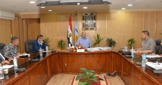 محافظ أسيوط يترأس اجتماع متابعة مشروعات مجمعات خدمات المواطنين بالقرى