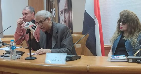 الوقوف دقيقة حدادا على روح الكاتب أبو العلا السلامونى قبل بحثه بمهرجان المسرح المصرى
