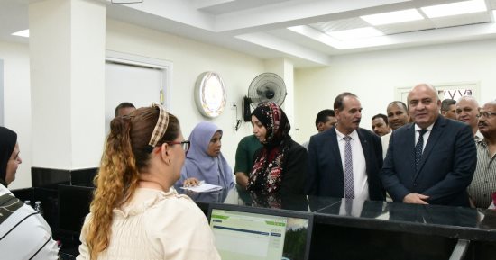 محافظ قنا يفتتح مركزين مطورين لتقديم الخدمات التموينية للمواطنين بنجع حمادى 