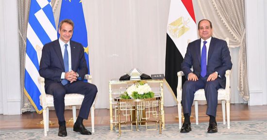 قمة السيسى و"ميتسوتاكيس" بالعلمين الجديدة تؤكد اتساق مواقف مصر واليونان فى منطقة شرق المتوسط.. الرئيس يشيد بعمق العلاقات المتميزة بين البلدين.. ورئيس وزراء اليونان يشكر مصر لإرسالها طائرات لإخماد حرائق الغابات