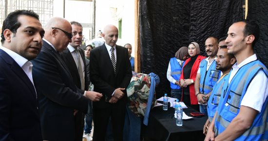 محافظ قنا يتفقد الملتقى التوظيفى بالمعسكر الدائم