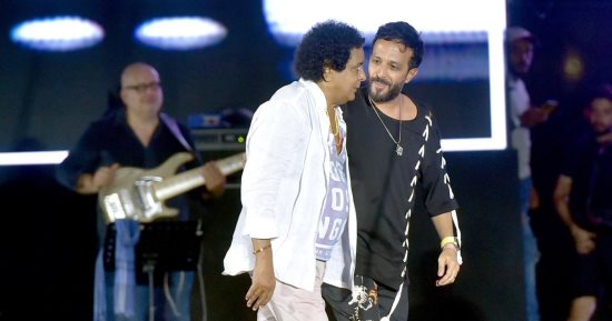محمد منير يشكر أحمد عصام على عرضه المميز بالألعاب النارية بحفل مهرجان العلمين