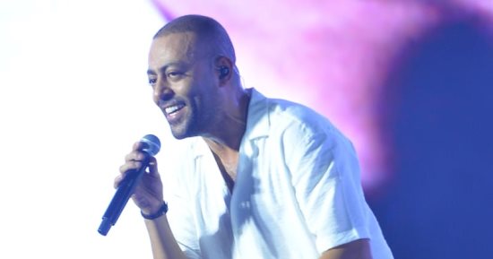 جمهور مهرجان العلمين يتفاعل مع أغانى تامر عاشور