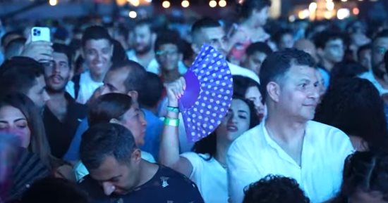 الهواية سلاح الجميلات لمواجهة الحر مع الغناء والاحتفال فى مهرجان العلمين الجديدة