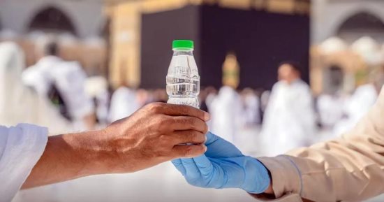 تنبيه للحجاج .. "الحج": عبوة واحدة فقط لشحن ماء زمزم لكل حاج