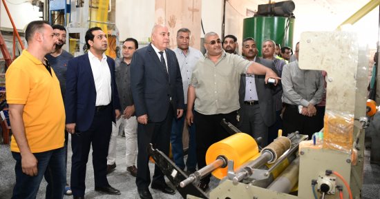 محافظ قنا يتفقد عددا من المصانع المنتجة بمنطقة هوُ الصناعية