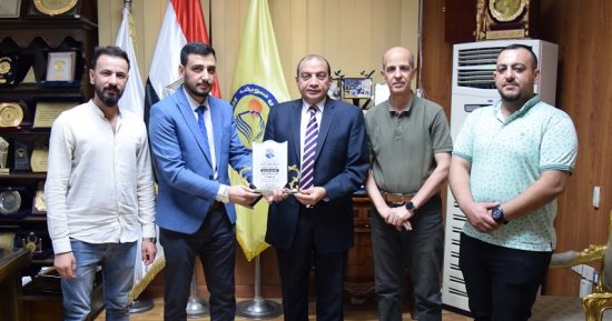 باحثون عراقيون يكرمون رئيس جامعة بنى سويف لمجهوداته ودعمه للوافدين