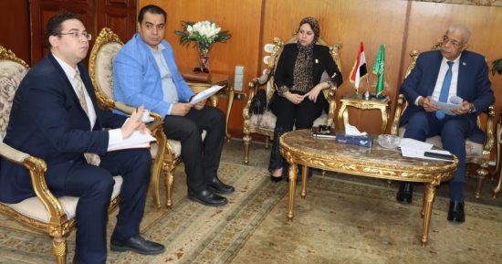 رئيس جامعة المنوفية يلتقي وفد مؤسسة حياة كريمة بالمحافظة لبحث سبل التعاون