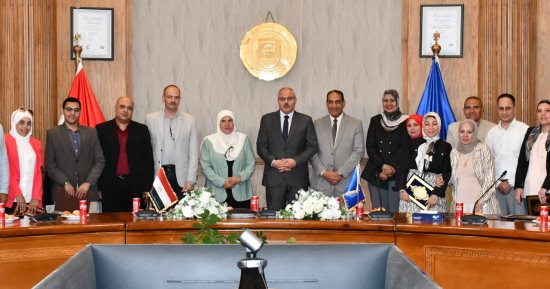 رئيس جامعة قناة السويس يكرم مُمثلى وزارة المالية بالجامعة.. صور