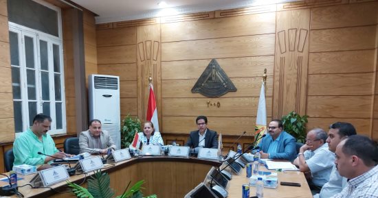 القائم بعمل رئيس جامعة بنها يناقش الخطة الاستثمارية استعدادا للعام الدراسى 