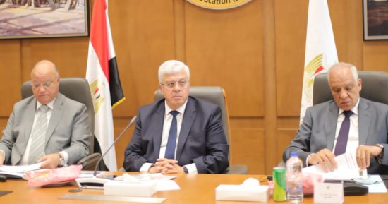 وزير التعليم العالي يبحث مع محافظي القاهرة والجيزة تطوير الصورة البصرية للطريق الدائري