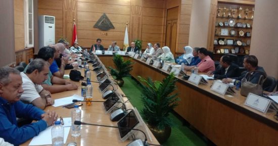 القائم بأعمال رئيس جامعة بنها يترأس اجتماع لجنة السلامة والصحة المهنية