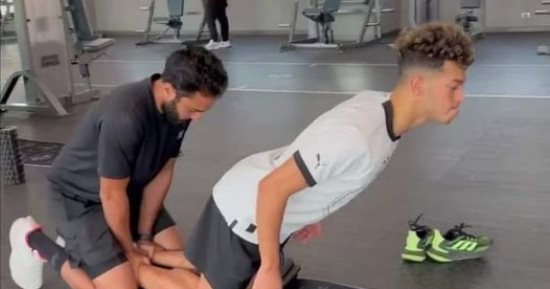إمام عاشور يستكمل التأهيل من تمزق الخلفية مع أخصائى الأهلى.. صور