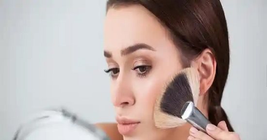 لو عندك مشوار مهم الصبح.. خطوات سهلة لمكياج خفيف مناسب للصيف