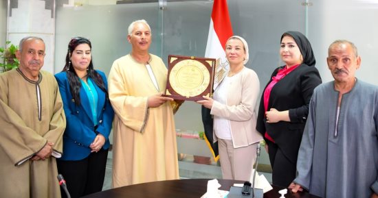 وزيرة البيئة تشيد بالفلاح المصرى فى إنجاح منظومة المخلفات الزراعية.. صور