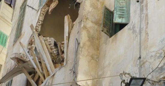 سقوط أجزاء من عقار قديم بحى الجمرك دون إصابات فى الإسكندرية