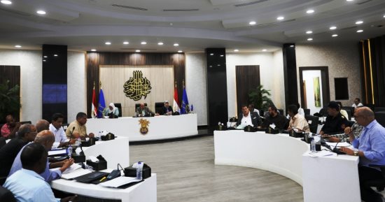 محافظ أسوان يطالب بالبعد عن أى تعقيدات روتينية للانتهاء من تقنين أوضاع الكنائس