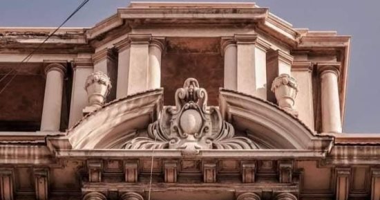 عمارة قرداحى بالإسكندرية تحفة معمارية على الطراز الأوروبى.. بناها مهندسون فرنسيون وتعتمد على الطابع الفريد والمميز والرقى.. والمواطنون يأتون إليها خصيصًا لالتقاط الصور التذكارية.. وظهرت فى السينما المصرية.. صور