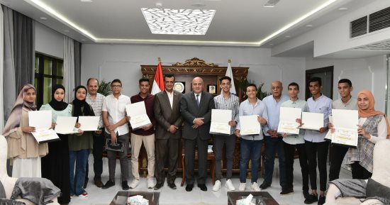 محافظ قنا يكرم أوائل الثانوية العامة على مستوى المحافظة