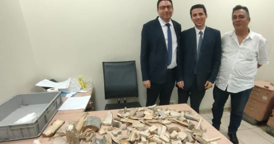 جمارك المطار تحبط محاولة راكب تهريب عاج وتضبط راكبة بحوزتها مخدرات 