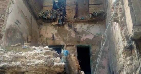 إزالة الأجزاء المعلقة بعقار بحي جمرك الإسكندرية حرصا على الأرواح 