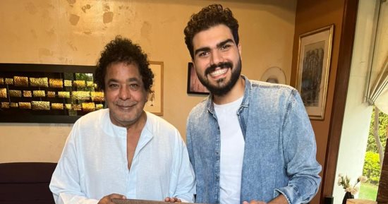 عاشق لـ"محمد منير".. معيد بفنون جميلة ينحت جدارية للكينج ويهديها له