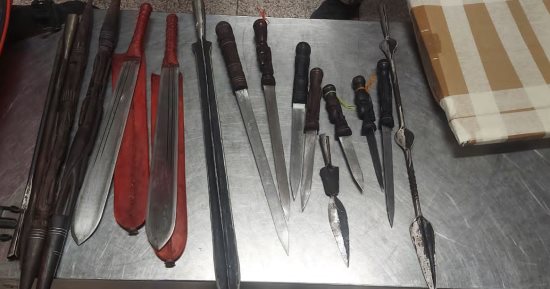 جمارك مطار القاهرة تضبط محاولة راكب أجنبى قادم من تنزانيا تهريب سلاح أبيض