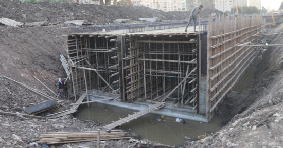 محافظة الجيزة تستكمل تغطية وتطوير ترعة المريوطية من فيصل حتى كوبرى الصحابة.. المشروع يشمل إنشاء موقف سرفيس وساحات انتظار وممشى حضارى بطول المسار.. والمحافظ يشدد على رفع ناتج أعمال التطوير لتسهيل الحركة المرورية