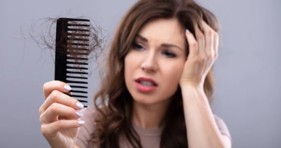 وصفات طبيعية لعلاج تساقط الشعر.. من زيت جوز الهند لعصير البصل