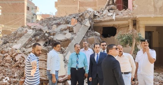 النيابة الإدارية تعاين عقارا تسبب هدمه فى قطع أسلاك الإنارة فى مغاغة