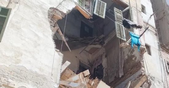 نيابة الإسكندرية الإدارية تعاين موقع انهيار جزء من عقار بحى الجمرك