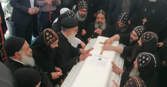 الكنيسة تصلى صلوات تجنيز الأنبا ميشائيل بألمانيا.. صور 