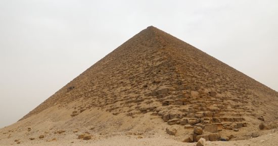 موقع له حكاية.. الهرم الأحمر بناه سنفرو والأعلى بين أهرامات دهشور