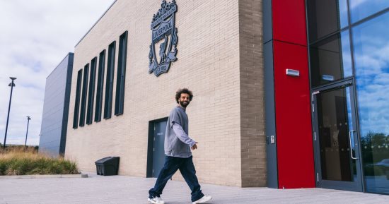 محمد صلاح يظهر بجوار شعار ليفربول والجماهير السعودية ترد: تعال يا شيخ