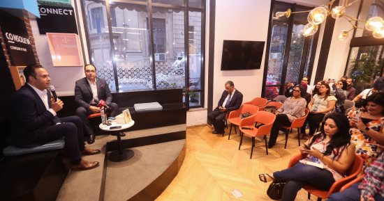 شريف سعيد خلال توقيع رواية "عسل السنيورة": علينا قراءة التاريخ من أكثر من مصدر.. ما جاء بالكتب الدراسية مخالف للحقائق.. ومصر عاشت حقبة تاريخية أبرزت لنا أنه لم تكن هناك قومية مصرية فالأمر كان أشبه بالطائفية