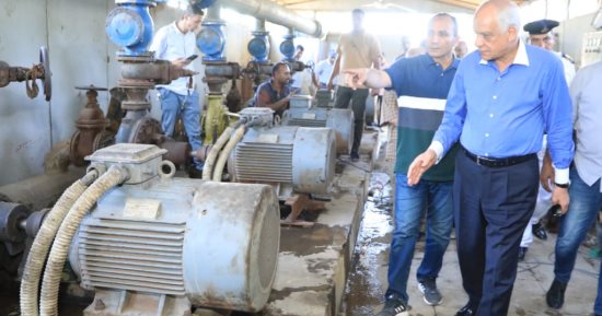 محافظ الجيزة يعاين محطة أبو رواش الارتوازية لرفع كفاءتها