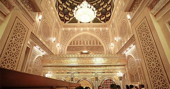 نفيسة العلم.. المصريون يحتفلون بالليلة الختامية لمولد السيدة نفيسة رضى الله عنها.. الطرق الصوفية تحصل على تصاريح إقامة الخدمات.. تقديم الأطعمة والمشروبات للزائرين فى محيط المسجد أبرز الطقوس