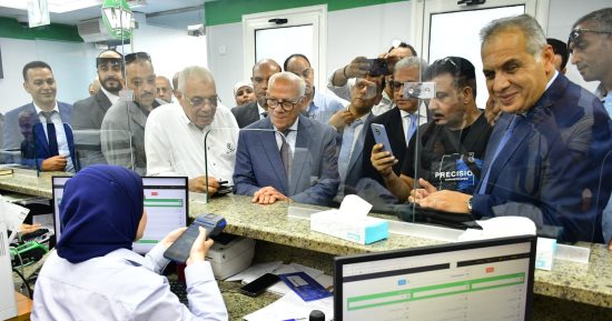 محافظ بورسعيد ونائب وزير الاتصالات يتابعان توزيع كارت الخدمات الحكومية