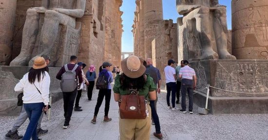 السياحة تتحدى الطقس.. معابد الأقصر تستقبل زوار العالم رغم صيف أغسطس القاسي