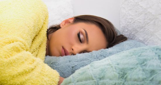 وصفات طبيعية لنمو وإطالة الرموش بخطوات بسيطة.. مش هتحتاجى لماسكارا