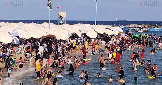 انتهاء تأثير منخفض الهند الموسمى وتحذيرات من ارتفاع الأمواج لـ 2.5 متر بالإسكندرية.. الشواطئ الغربية ترفع الراية الحمراء والصفراء للشرقية.. 5 شواطئ بالمحافظة تحقق نسبة إشغال 100%.. و"المصايف": 6 شواطئ آمنة