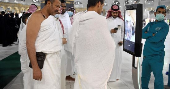 للتواصل مع المشايخ وأداء المناسك.. خدمات متنوعة بالذكاء الاصطناعى للمعتمرين بالحرم المكى