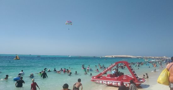 أجواء رائعة على شواطئ مطروح والساحل الشمالي والحرارة تسجل 31 درجة نهارًا