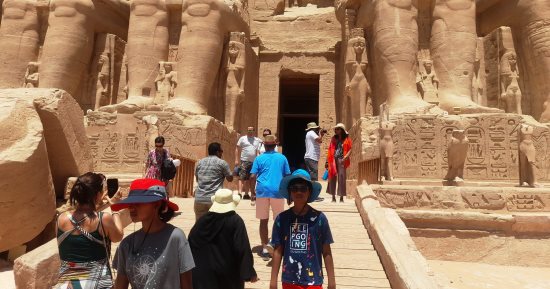 انتعاشة سياحية بمعابد أبو سمبل فى الصيف.. توافد السائحين من مختلف الجنسيات رغم الطقس الحار.. "عظمة الحضارة" و"قصة حب رمسيس ونفرتارى" و"تعامد الشمس" تجذب الزائرين.. والآثار تساعد الضيوف بسيارات جولف وشماسى.. صور