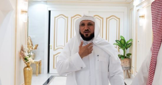 أول صور للشيخ ماهر المعيقلي بعد تعرضه لوعكة صحية خلال أداء صلاة الجمعة