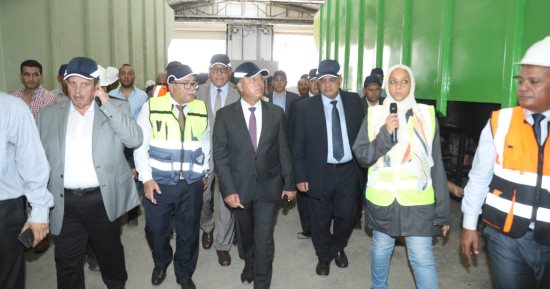 وزير النقل يتفقد خطوط إنتاج المترو وعربات البضائع والغلال بمصنع سيماف 