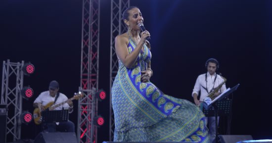 نهى فكرى تقدم حفلا غنائيا بمهرجان العلمين وتغنى لعبد الحليم حافظ وسيد درويش وتقدم أغانى باللغة الإنجليزية.. وعروض للسيرك القومى على مسرح الشارع بكورنيش العلمين.. وفرق الفنون الشعبية تتألق بأجمل الأغانى