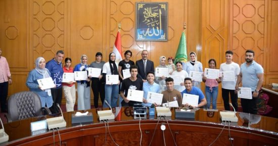 محافظ الإسماعيلية يكرم اللاعبين الحاصلين على مراكز متقدمة فى بطولات دولية