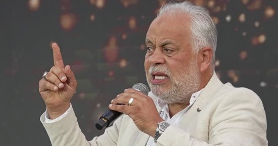 أشرف زكى لـ الفخرانى: أتمنى تصوير عمل درامى فى العلمين والأخير يرد: يا ريت
